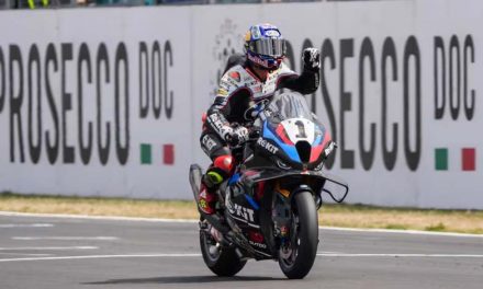 Razgatlioglu arrasa en Donington y toma el liderato del WorldSBK
