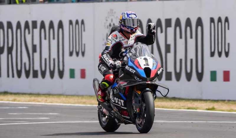 Razgatlioglu arrasa en Donington y toma el liderato del WorldSBK
