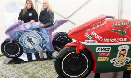 Motos legendarias del TT cobran vida en esculturas solidarias