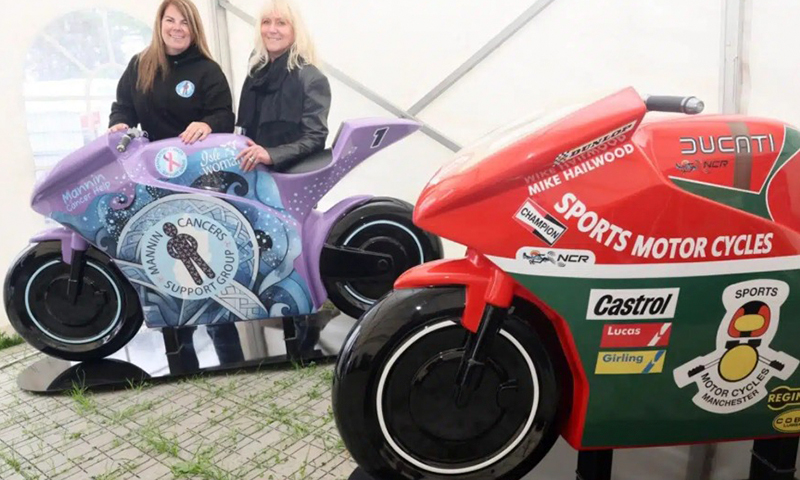 Motos legendarias del TT cobran vida en esculturas solidarias