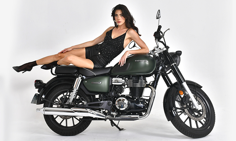 Keylin Rojas y la Honda CB 350 2025: Elegancia clásica en Moto Fashion