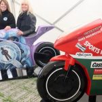Motos legendarias del TT cobran vida en esculturas solidarias
