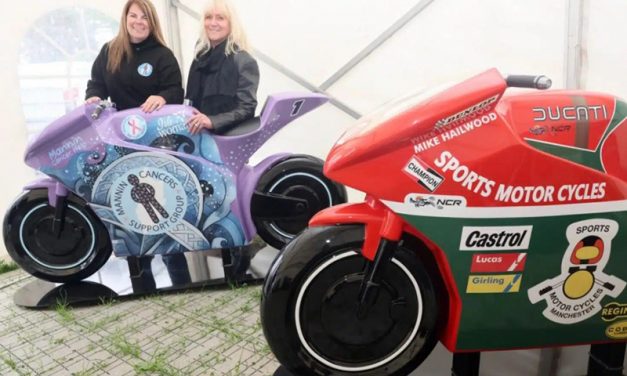 Motos legendarias del TT cobran vida en esculturas solidarias