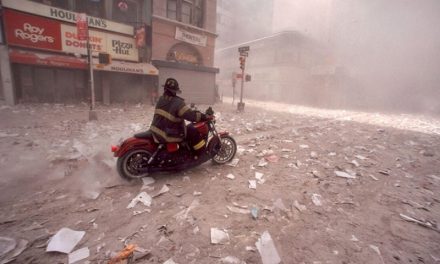 Un bombero en una Harley-Davidson, la fotografía que inmortalizó el 11-S