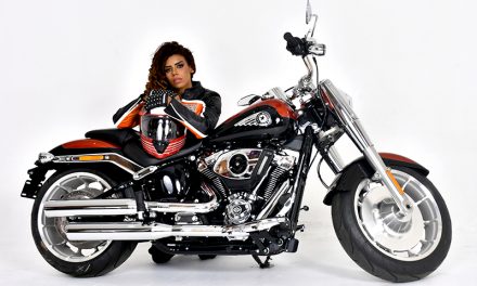 Verónica Monteiro: Fuerza y estilo sobre una Harley-Davidson Fat Boy