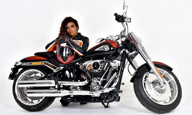 Verónica Monteiro: Fuerza y estilo sobre una Harley-Davidson Fat Boy