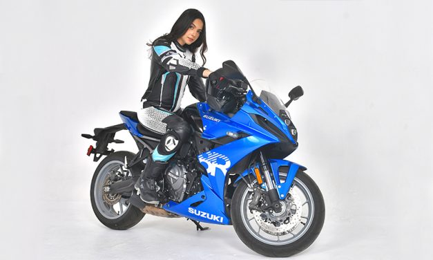 Elegancia sobre dos ruedas: Andrea Lira y la Suzuki 8S