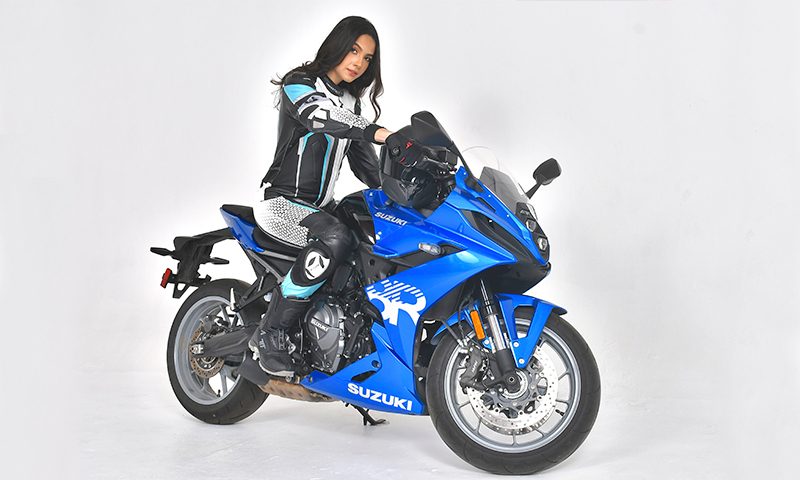 Elegancia sobre dos ruedas: Andrea Lira y la Suzuki 8S