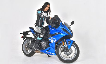 Elegancia sobre dos ruedas: Andrea Lira y la Suzuki 8S