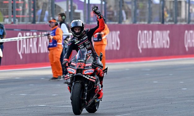 Marco Bezzecchi con Aprilia arrasa en MotoGP con un primer puesto en Portimao