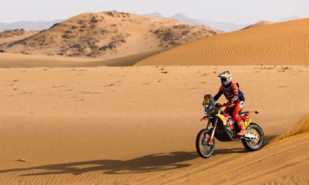 Luciano Benavides domina el Dakar 2026 con su KTM 450 Rally Factory, tras ganar la Etapa 8 y liderar la general en motos